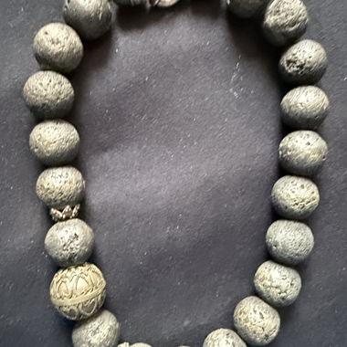 Bracciale di perle con perline in metallo
