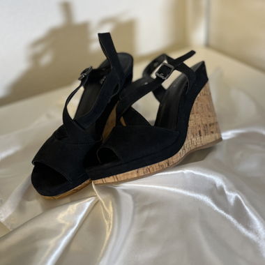 Schwarze Sandaletten mit Keilabsatz – EUR 36