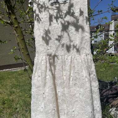 Weisses Spitzenkleid