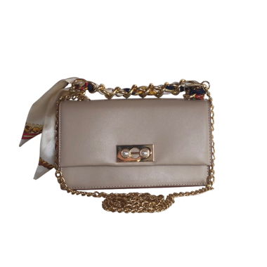 Classy Clutch-Bag mit Seidenschal-Detail