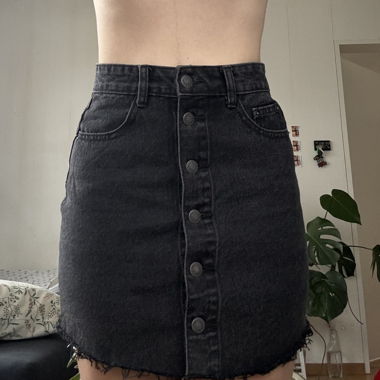 schwarzer jeansrock mit knöpfen
