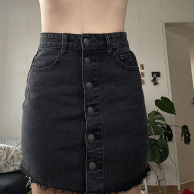schwarzer jeansrock mit knöpfen