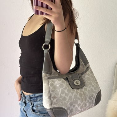 Sac bandoulière Coach à monogramme gris argent (25% OFF)
