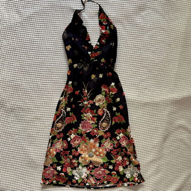Robe maxi noire brodée de fleurs