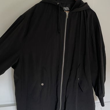 Giacca con cappuccio / cappotto nero Zara