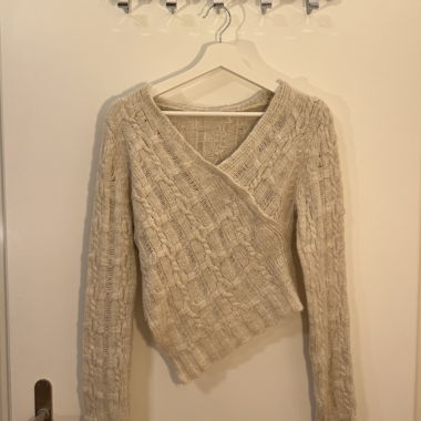 Maglione in maglia effetto incrociato, taglio asimmetrico