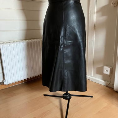 Black faux leather midi skirt H&M 36