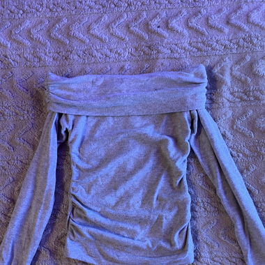 Pull gris clairs au épaules dénudées 