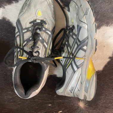 Scarpe Asics grigie con dettagli gialli