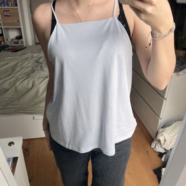 Top in raso azzurro chiaro