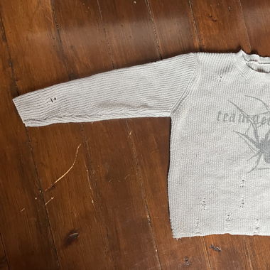 Grauer Pullover
