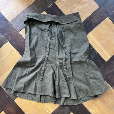 Olivefarbener asymmetrischer Wickelrock