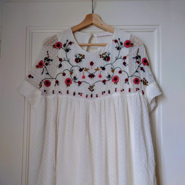 Robe blanche brodée