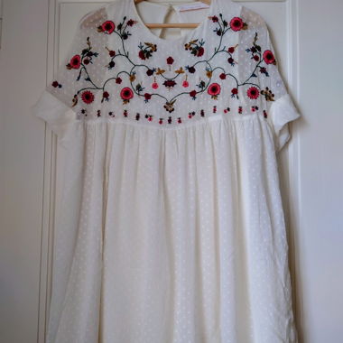 Robe blanche brodée
