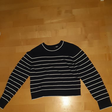 Dunkel blauer Pullover mit weissen Streifen