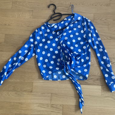 Top incrociato a pois blu Stradivarius S