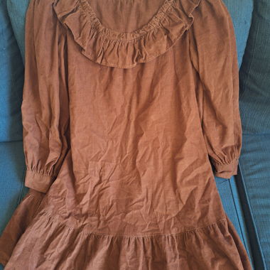 Robe en velours côtelé marron à volants