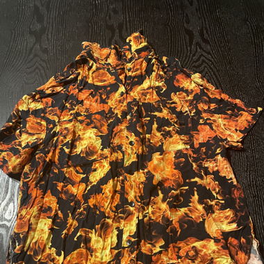 Hemd mit Flammenmotiv