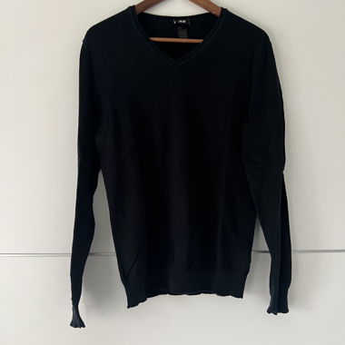 Schwarzer V‑Ausschnitt Feinstrickpullover