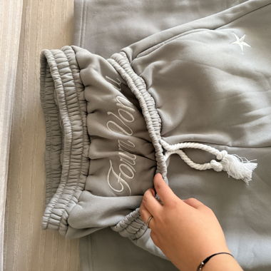 Pantalon gris pour femme avec broderie Baddie