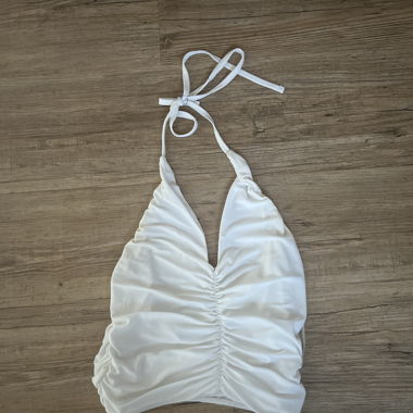 Weißes Neckholder-Bikinioberteil