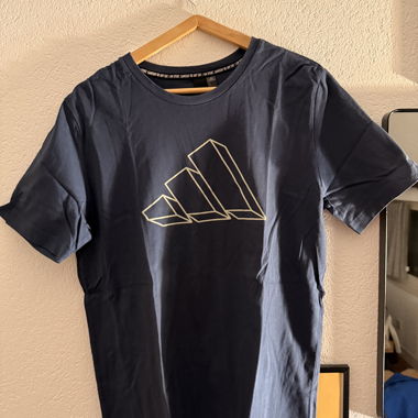 Adidas t-shirt 