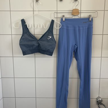 Sport-BH und blaue Leggings Set