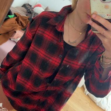 Chemise rouge et noire