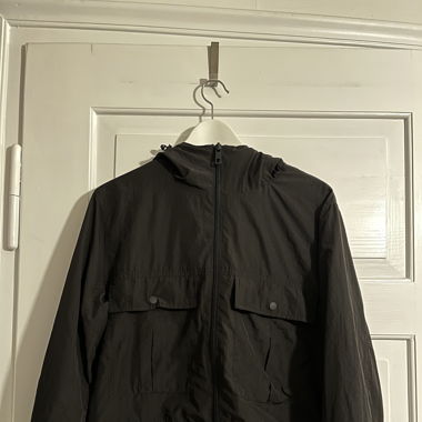 Schwarze Windjacke