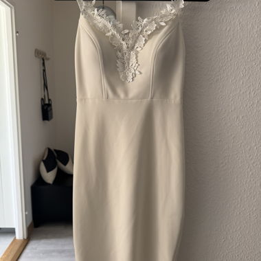 Abito in pizzo beige