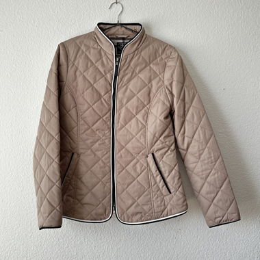 Chi non ha bisogno di una giacca beige classica?