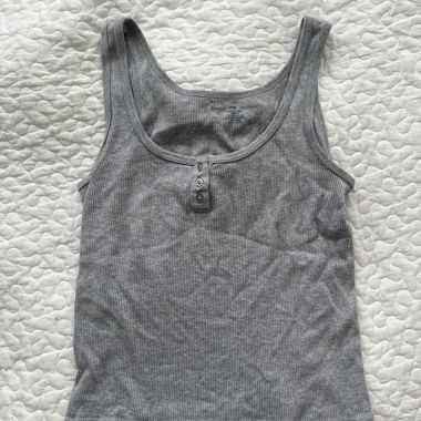 Graues Tanktop mit Knopfleiste