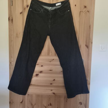 Wide-Leg Jeans