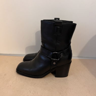 Schwarze Lederstiefeletten mit Blockabsatz