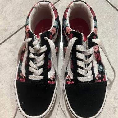 Schwarze Sneakers mit bunten Blumen