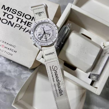 Omega MoonSwatch Snoopy weiss