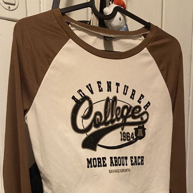langärmliges crop top mit print
