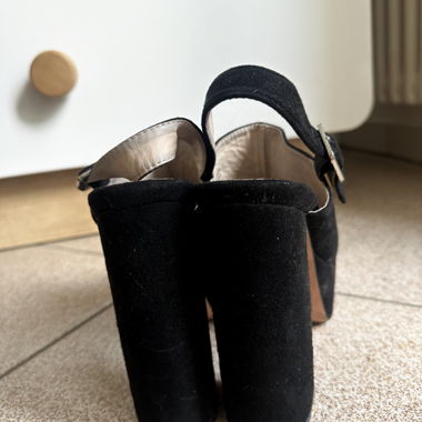 Scarpa nera con tacco no. 38