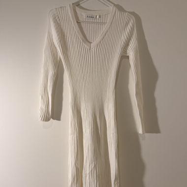 Robe en maille côtelée blanche