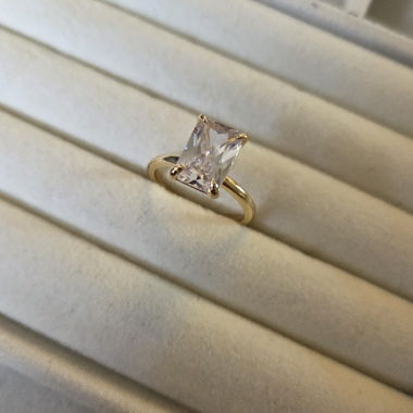 Goldener Ring mit Stein