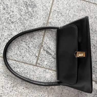 Borsa nera con chiusura dorata