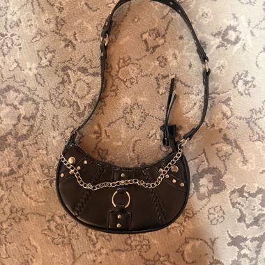Piccola borsa a tracolla nera con catena