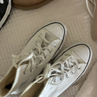 Converse blanches avec plate-forme 