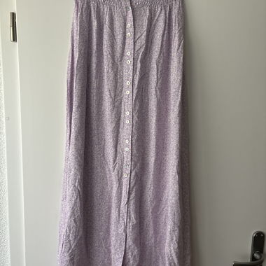 Jupe longue lilas à boutons