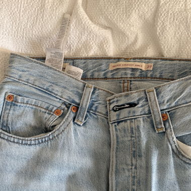 Jeans bleu clair à coupe droite et chevilles