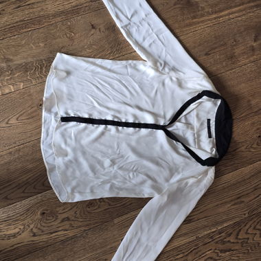Weisse Zara Bluse mit schwarzen Akzenten