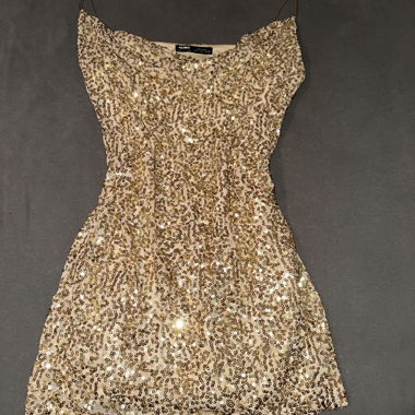 Robe à sequins avec bretelles spaghetti