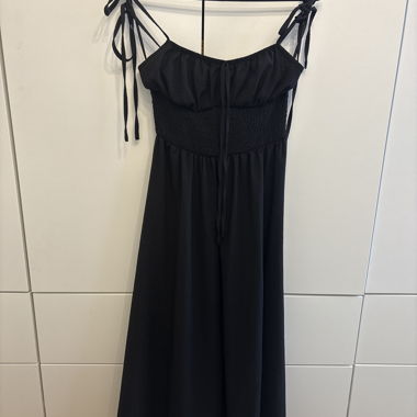 Schwarzes Midi-Kleid ohne Ärmel
