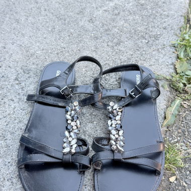Schwarze Sandalen mit Schmucksteinen