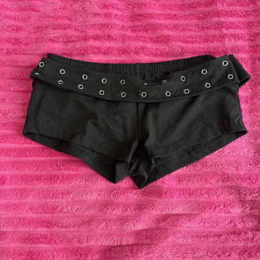 Schwarze Shorts mit Oesen